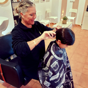 foto peinando de ella